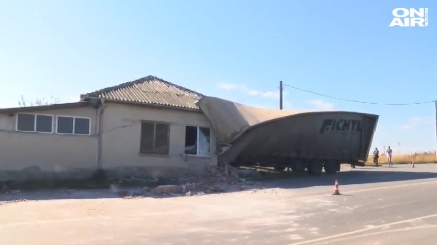 ТИР се вряза в цех край Димитровград, шофьорът е в критично състояние