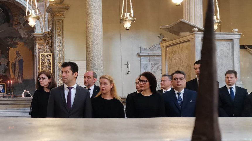 Петков подари на папата изработена от вълна сцена от Рождество Христово