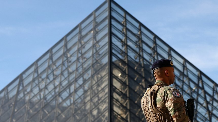 Обирът в Лувъра: Още арести на крадци, но бижутата липсват