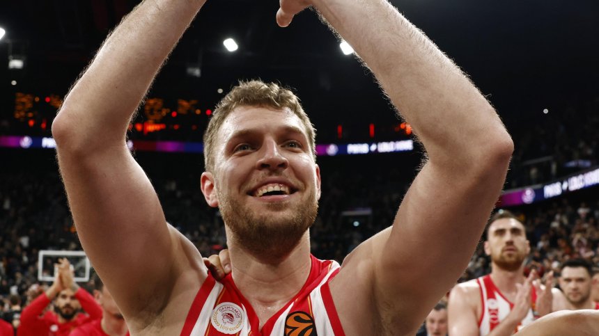 Александър Везенков бе най-резултатен при победата на "Олимпиакос" над ПАОК (Солун)