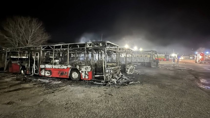 Пожар на паркинг в Петърч изпепели автобуси, бусове и леки коли