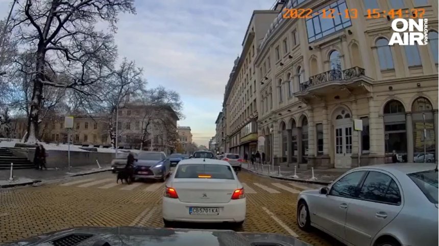 Дипломатическа кола блъсна майка с бебе на ръце на пешеходна пътека в столицата