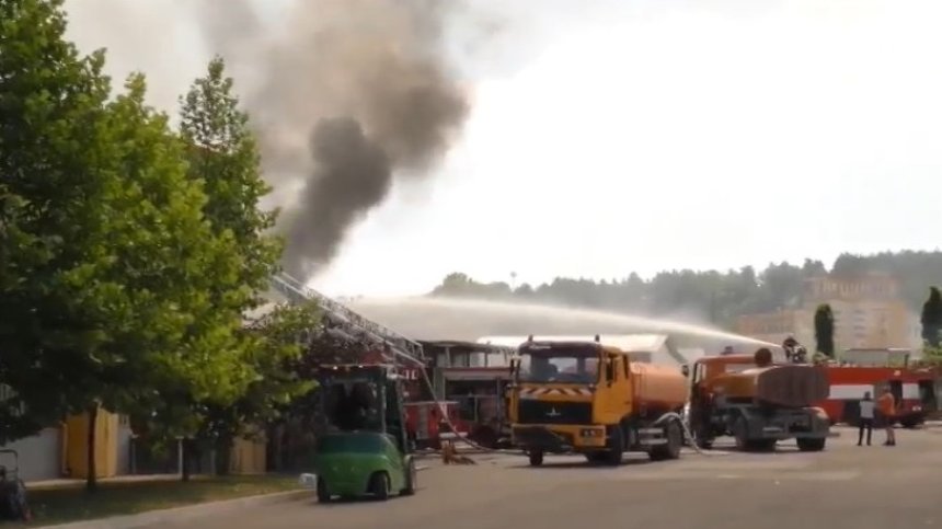 Голям пожар във фирма за производство на мебели в Търговище, човек е пострадал