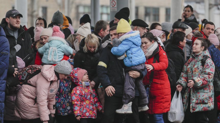 Великобритания дава по 350 паунда ежемесечно на хора, настанили бежанци от Украйна