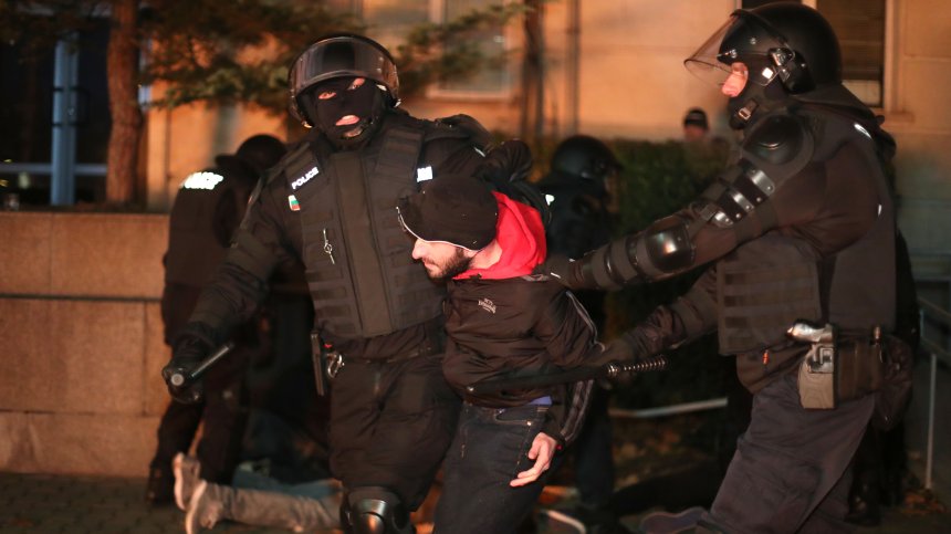 Пеевски защити полицаите: Тенденциозно показваха само кадрите, където има бити протестиращи
