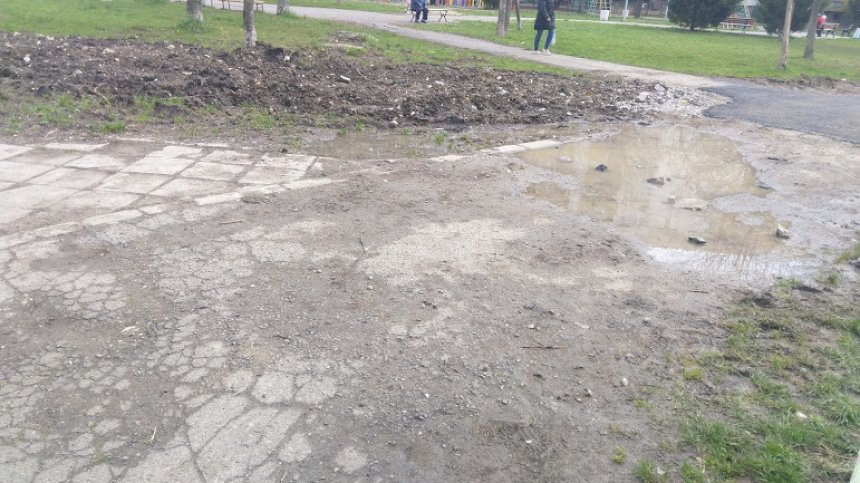 Кални локви и гърбици по асфалта след ремонт на алея в София