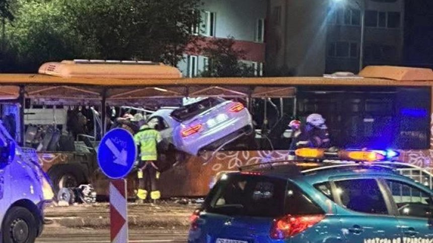 Задържаха шофьора, врязал се с колата си в автобус в София