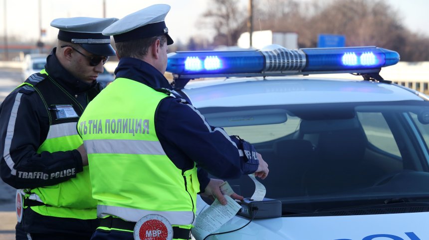 Серия от инциденти на "Тракия", верижна катастрофа и обърната кола затрудняват движението