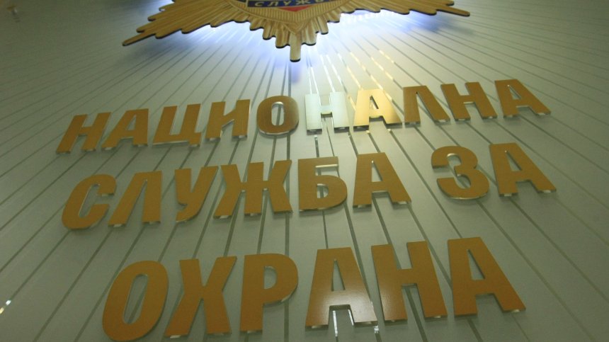 Кола на НСО се удари в тролейбус на столично кръстовище