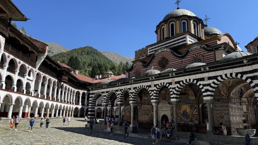 Рилският манастир очаква хиляди поклонници, отправи призив заради пожарите