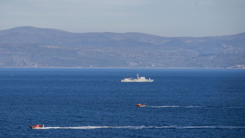 Силен вятър преобърна товарен кораб край Лесбос, 13 души са в неизвестност