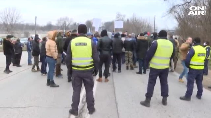Жители на великотърновско село на протест заради водопровода, блокираха пътя