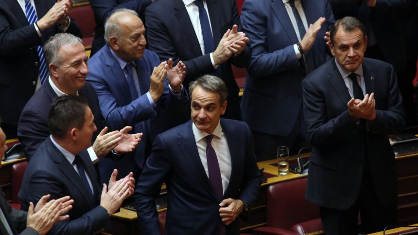 Минималната работна заплата в Гърция става 820 евро от април