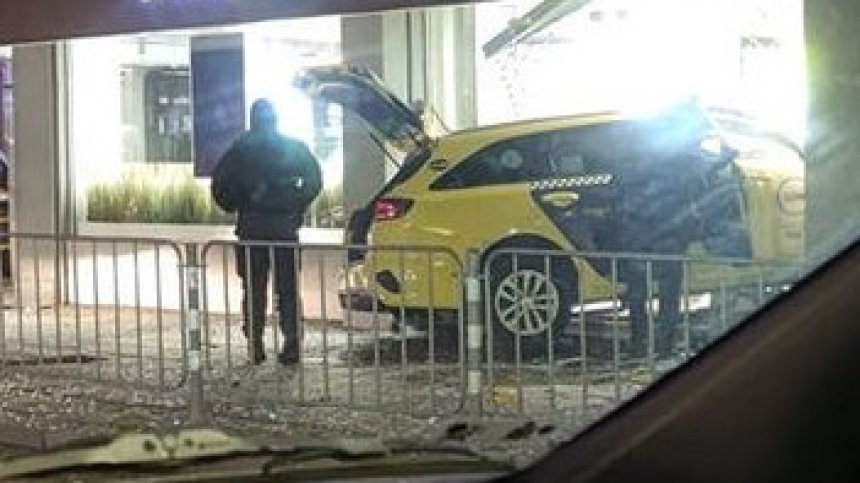 Такси се заби в магазин в центъра на София, кола "кацна" на мантинела на Околовръстното