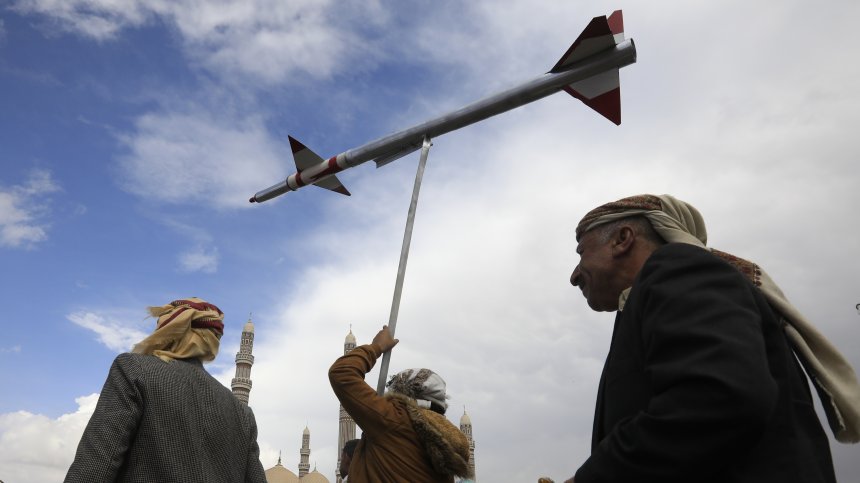 САЩ и Великобритания удариха тежко хутите, те атакуваха кораб в Червено море