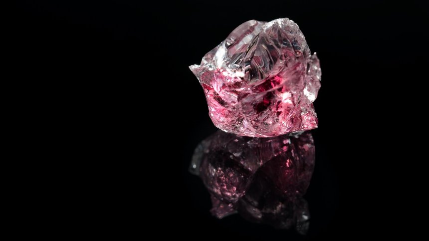 Революционно: Учени превърнаха диамант в метал