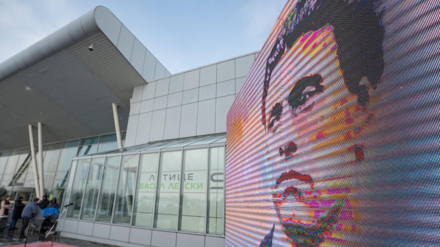 Откриха 10 кг марихуана в 19-годишна българка на летище "Васил Левски"