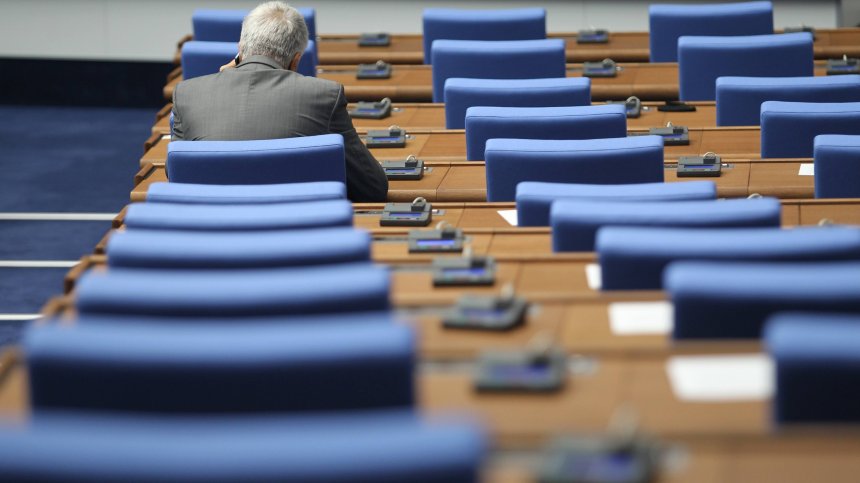 Депутати заседават в парламента