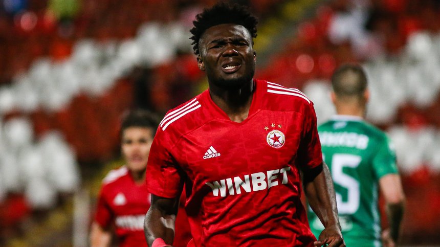 Титуляри на ЦСКА висят с картони за финала с "Левски"