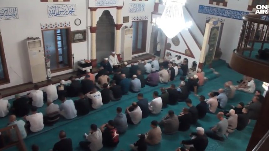 Джамиите в Хасково се оказаха тесни за мюсюлманите на Курбан Байрам