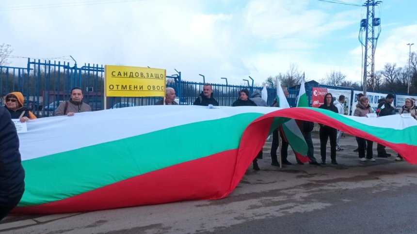 Жители на Лозен отново на протест срещу фермата за насекоми, искат оставката на Сандов