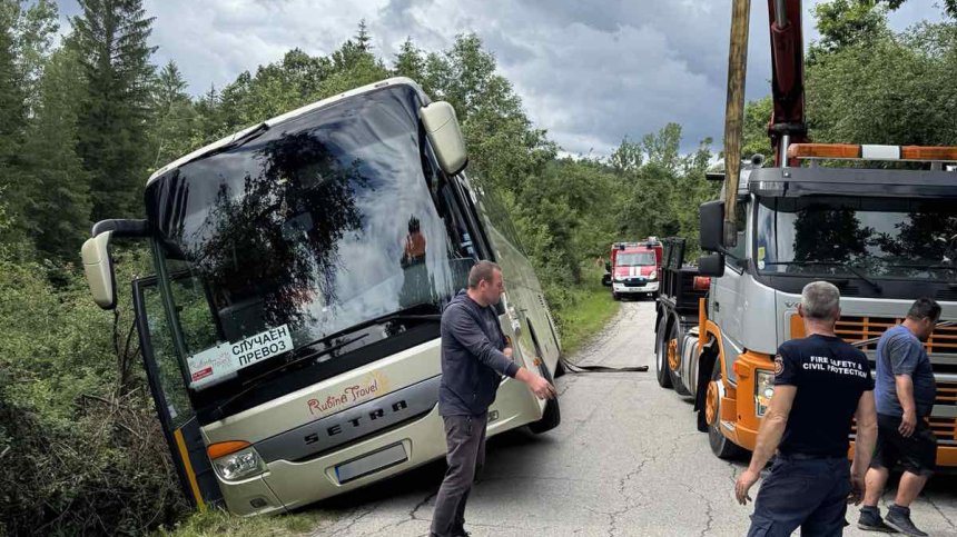 Автобус с туристи се обърна край Боженци