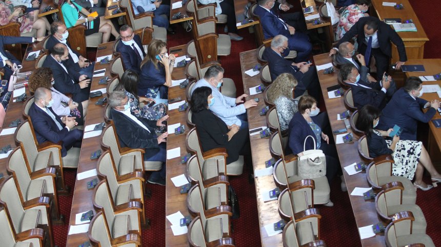 Депутатите на работа за последно преди ваканцията
