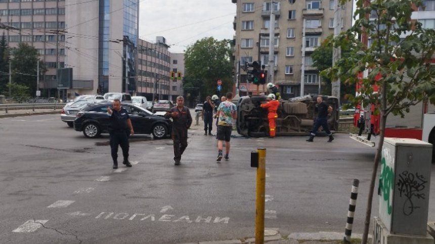 Тежка катастрофа на оживено кръстовище в София