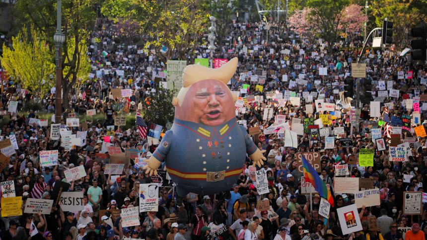 "Това не е велико": Десетки хиляди се обявиха срещу "опустошителната политика" на Тръмп (СНИМКИ)