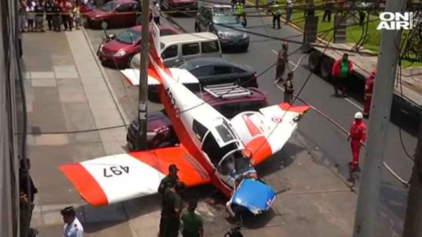 Малък самолет се стовари върху пешеходци в Лима