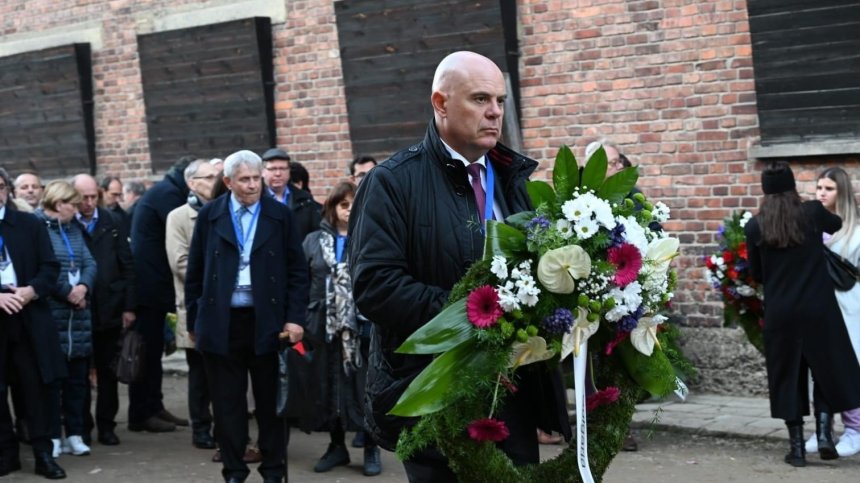 Гешев положи венци в лагера "Аушвиц" в памет на милионите жертви на Холокоста