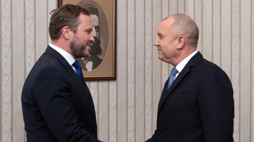 Радев: С дипломация може да се спре войната между Русия и Украйна