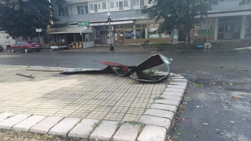 Природата е безмилостна: Порой и ураганен вятър отнесоха покриви в Община Тервел
