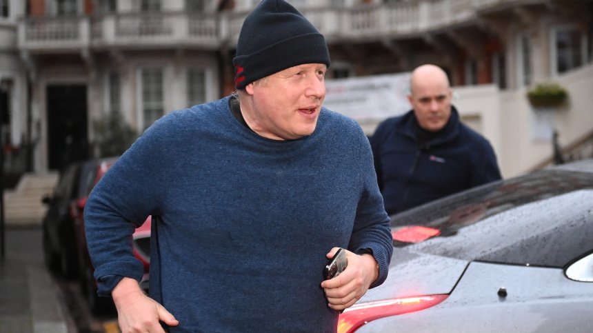 Мним Борис Джонсън подпийна и блъсна колата си в стълб, полицията го залови