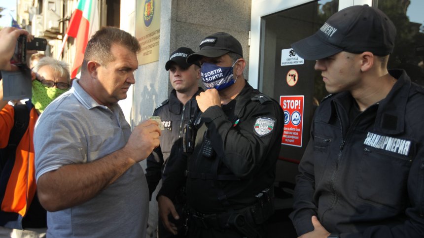 Протестиращите блокираха сградата на КПКОНПИ (+СНИМКИ)