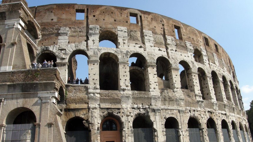 Туристът, написал името на приятелката си и осквернил Колизеума, е българин