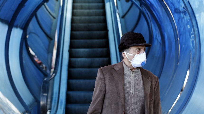 Прогноза: Носенето на маски и дистанцията ще продължат с години