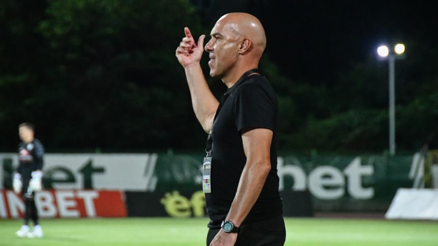 "Берое" остана без треньор, тимът се раздели с Густаво Араголаса