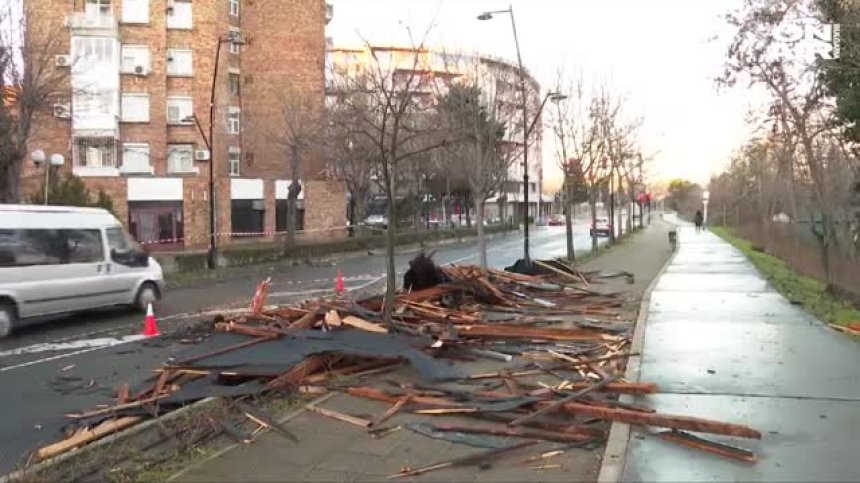Буря събори покрив на блок в Несебър, изкорени дървета и остави селища без ток