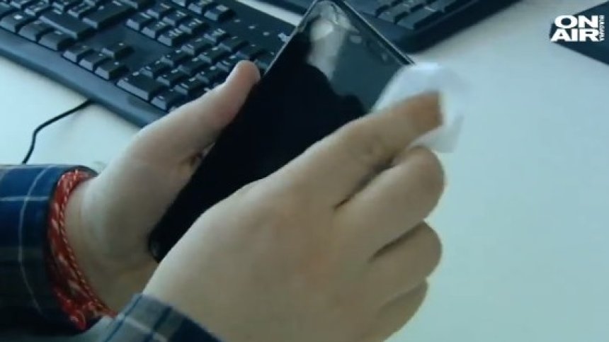 Дисплеят на смартфона ни задържа вируси и бактерии до 96 часа