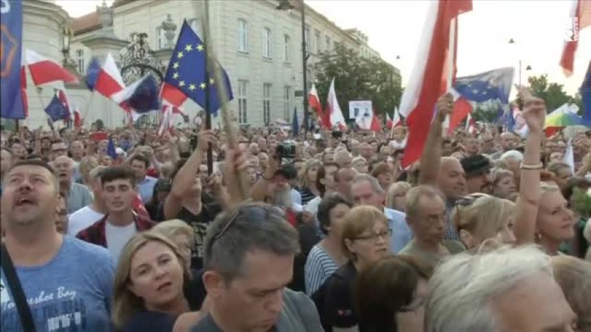 Многохилядните протести в Полша не стихват