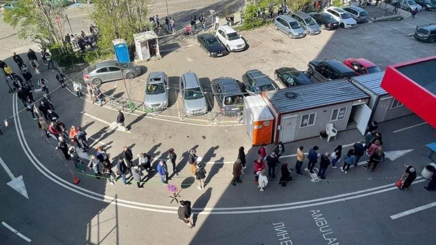 Зелените коридори: Извиха се опашки от чакащи пред имунизационните пунктове