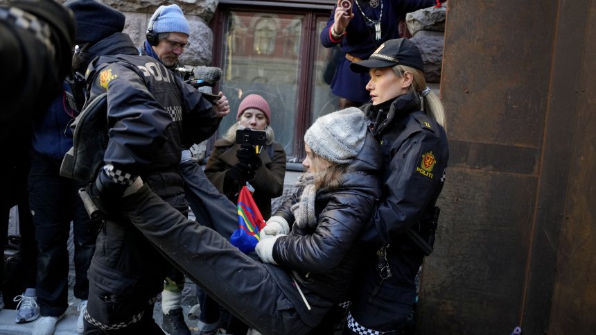 Отново арестуваха Грета Тунберг, протестирала срещу вятърни турбини на пасища (+ВИДЕО)