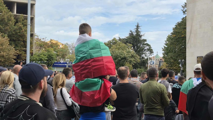 България - Италия: Хиляди хора са по улици и площади в подкрепа на националите по волейбол