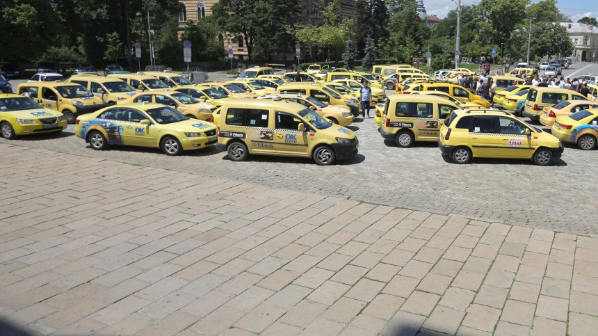 Такситата в София поскъпват с 15%