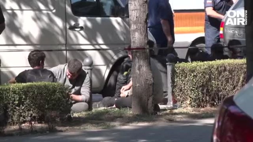 Дехидратирани и с ниско кръвно: Полицията в София откри бус с 50 мигранти