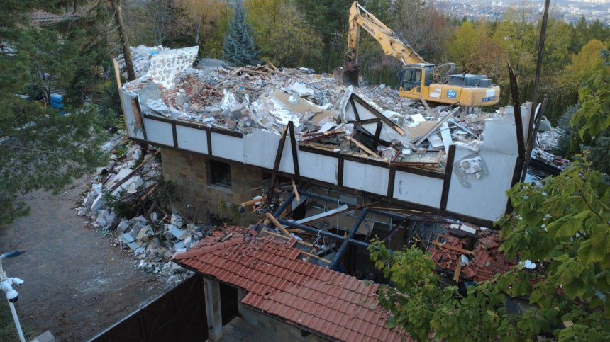 Събарят бившата резиденция на Ахмед Доган в "Бояна" (+СНИМКИ)