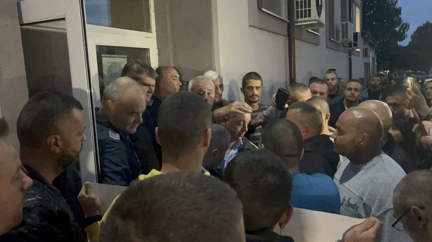"Оставка", "Мафия" и летящи предмети по РПУ Нова Загора след жестокото убийство