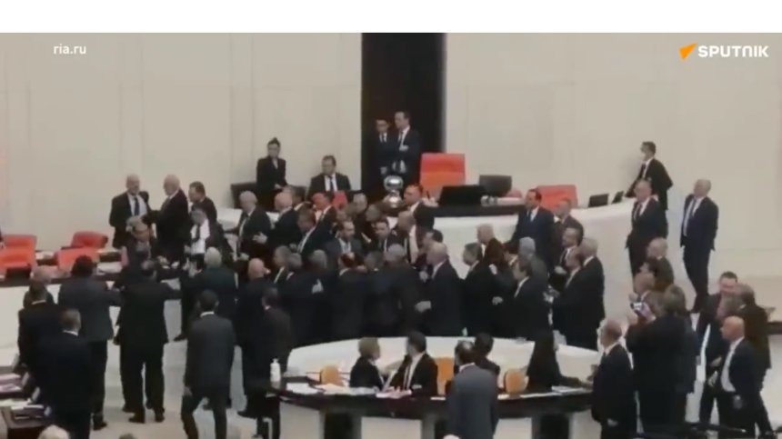 Турски депутати се сбиха заради Бюджет 2023, един от тях е в интензивно (+ВИДЕО)