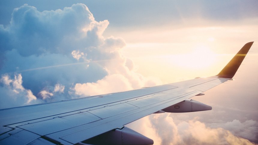 Пътник се заключи в тоалетна, приземиха аварийно самолет